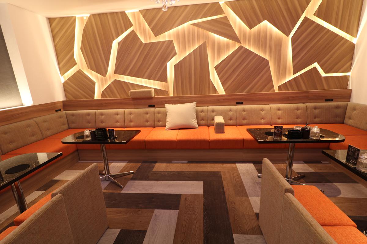 ラグジュアリーなVIPルーム - 黒とゴールドの高級空間