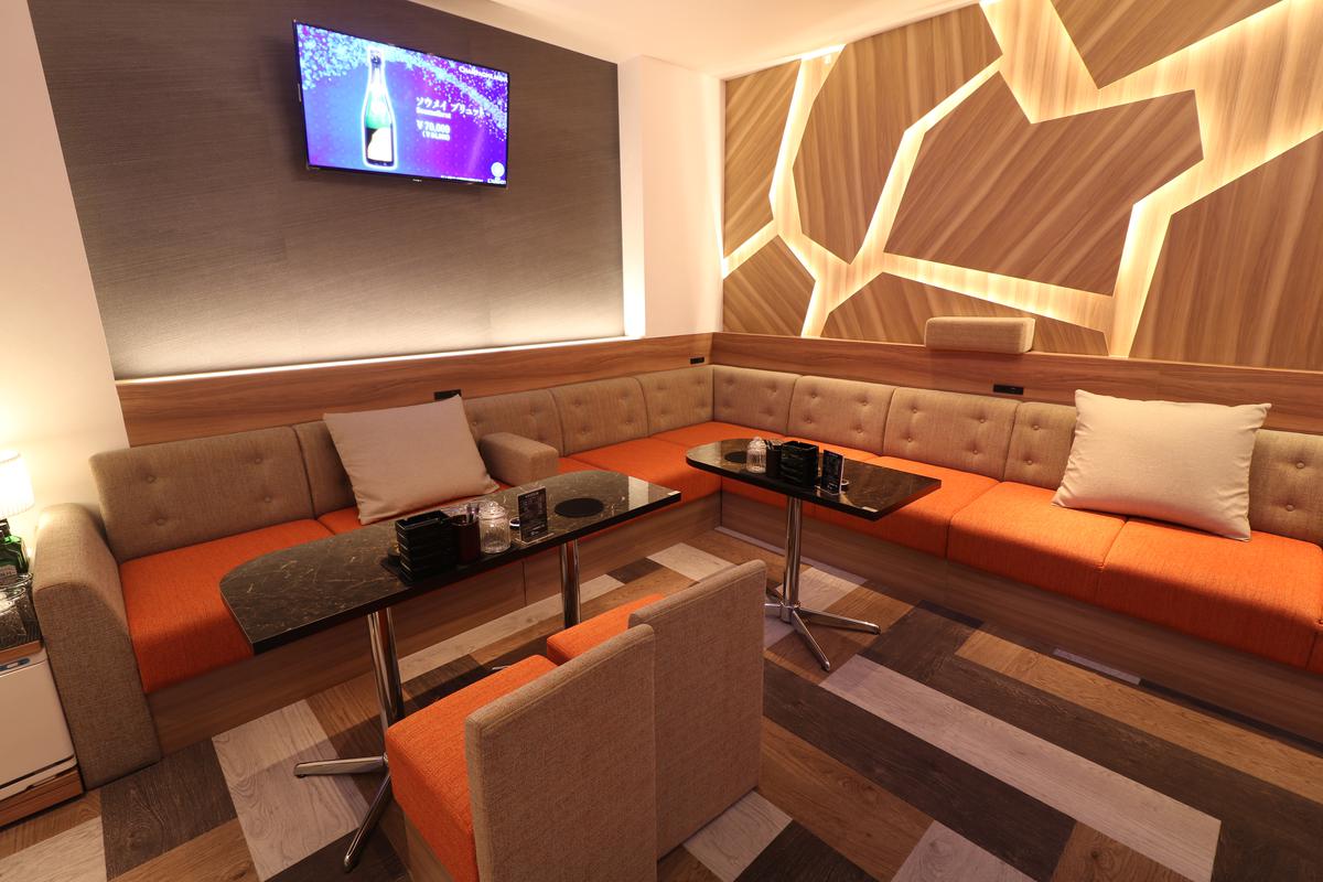 VIPルームカラオケ完備 - 黄色いソファが印象的